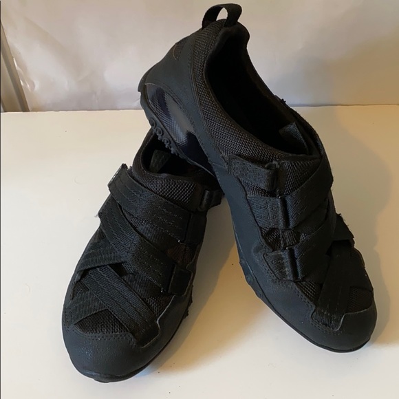 DKNY Sneaker - Picture 2 of 10